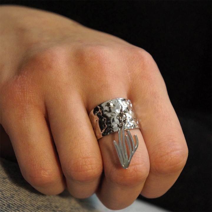 La Bague argentée  "le logo suspendu"