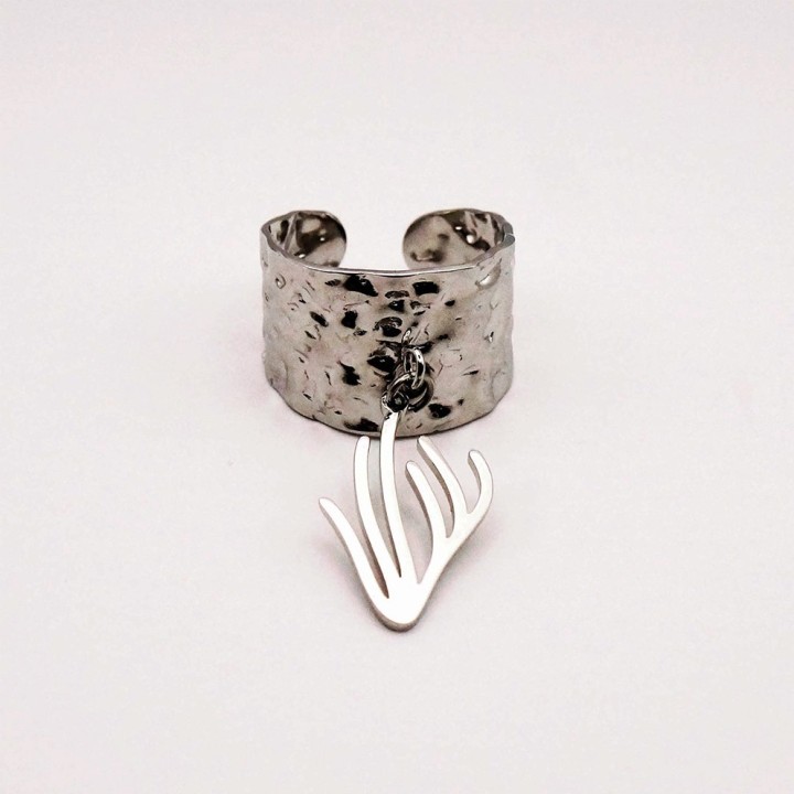 La Bague argentée  "le logo suspendu"